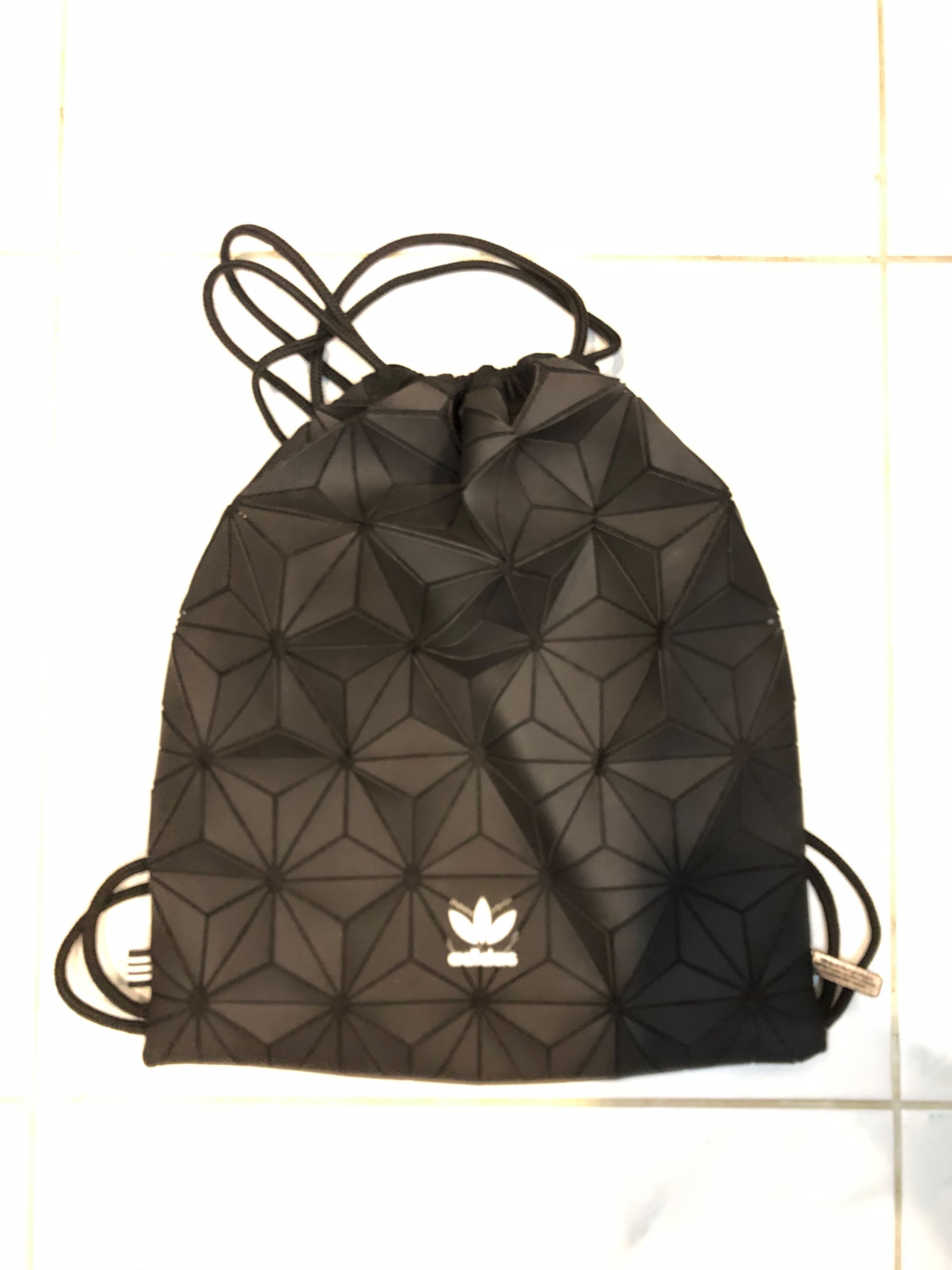 ADIDAS ORIGINALS Drawstring Bag (tas serut), Barang Mewah, Tas u0026 Dompet di  Carousell