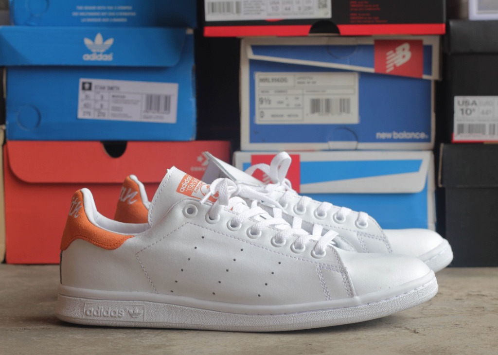 ADIDAS STAN SMITH WHITE ORANGE SCRIPT SIZE 10 / 44, Fesyen Pria, Sepatu ,  Sneakers di Carousell