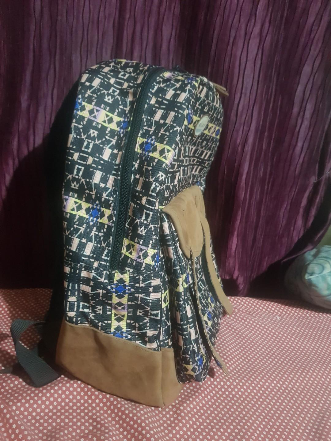 AUTHENTIC ROXY BACKPACK (Category: Backpacks) located in Quezon City. Submitted by hana.queen1212 (Listing ID 274000342, Image 2). Description: Authentic Original Used Excellent Condition Used a few times Rfs: decluttering.