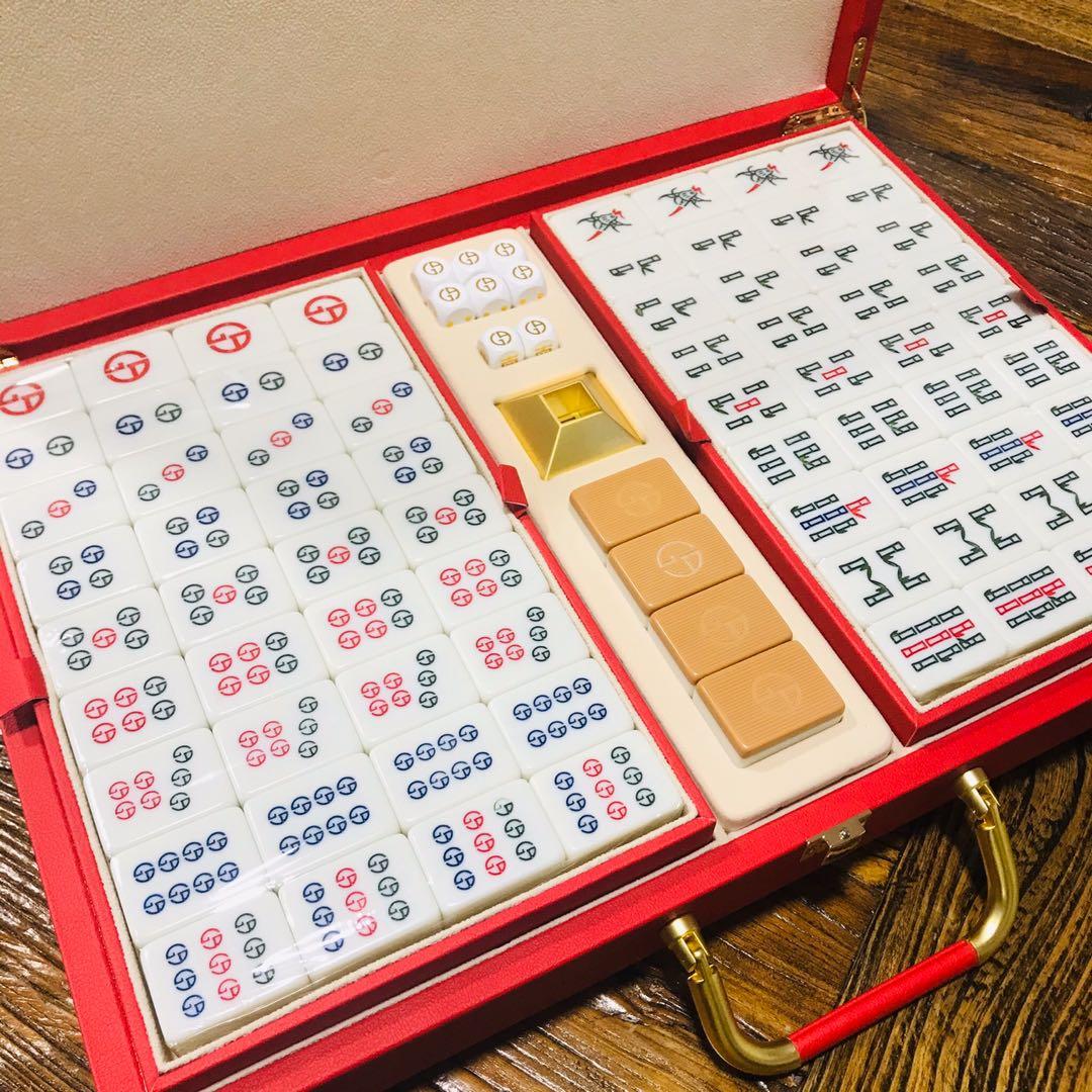 Giorgio Armani 紅色麻雀套裝Chinese Mahjong , 名牌, 服裝- Carousell