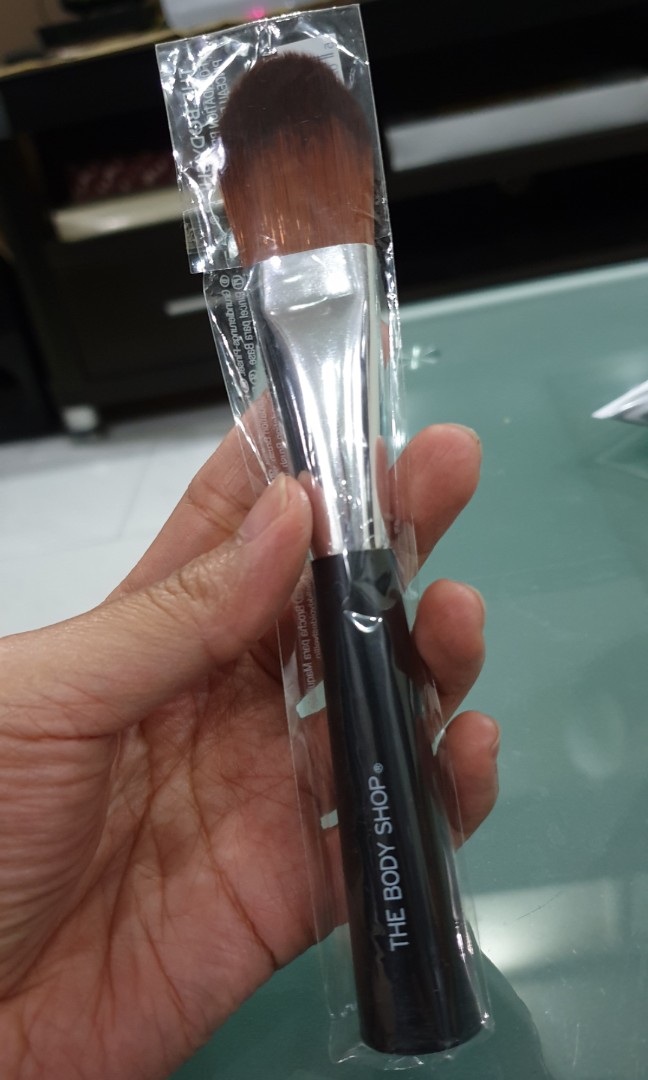 The Body Shop Foundation Brush, Beauty & Personal Care, Face, Makeup on