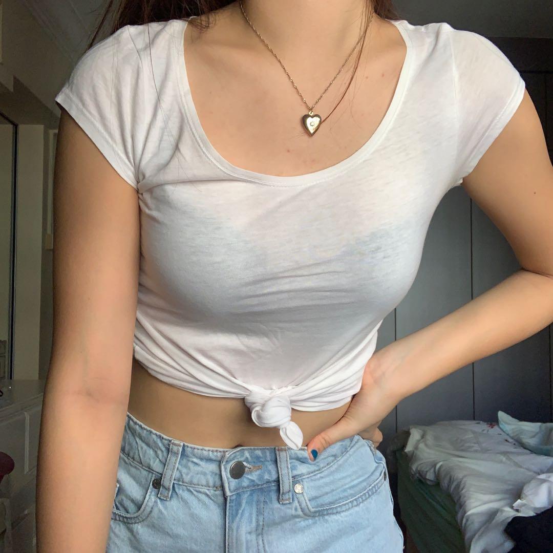 H&M Basic White Top (Category: Other Tops) located in Singapore. Submitted by appledoot (Listing ID 274114285, Image 1). Description: super cute basic top that is cute and flattering! comfortable for singapore’s weather. chat to nego.