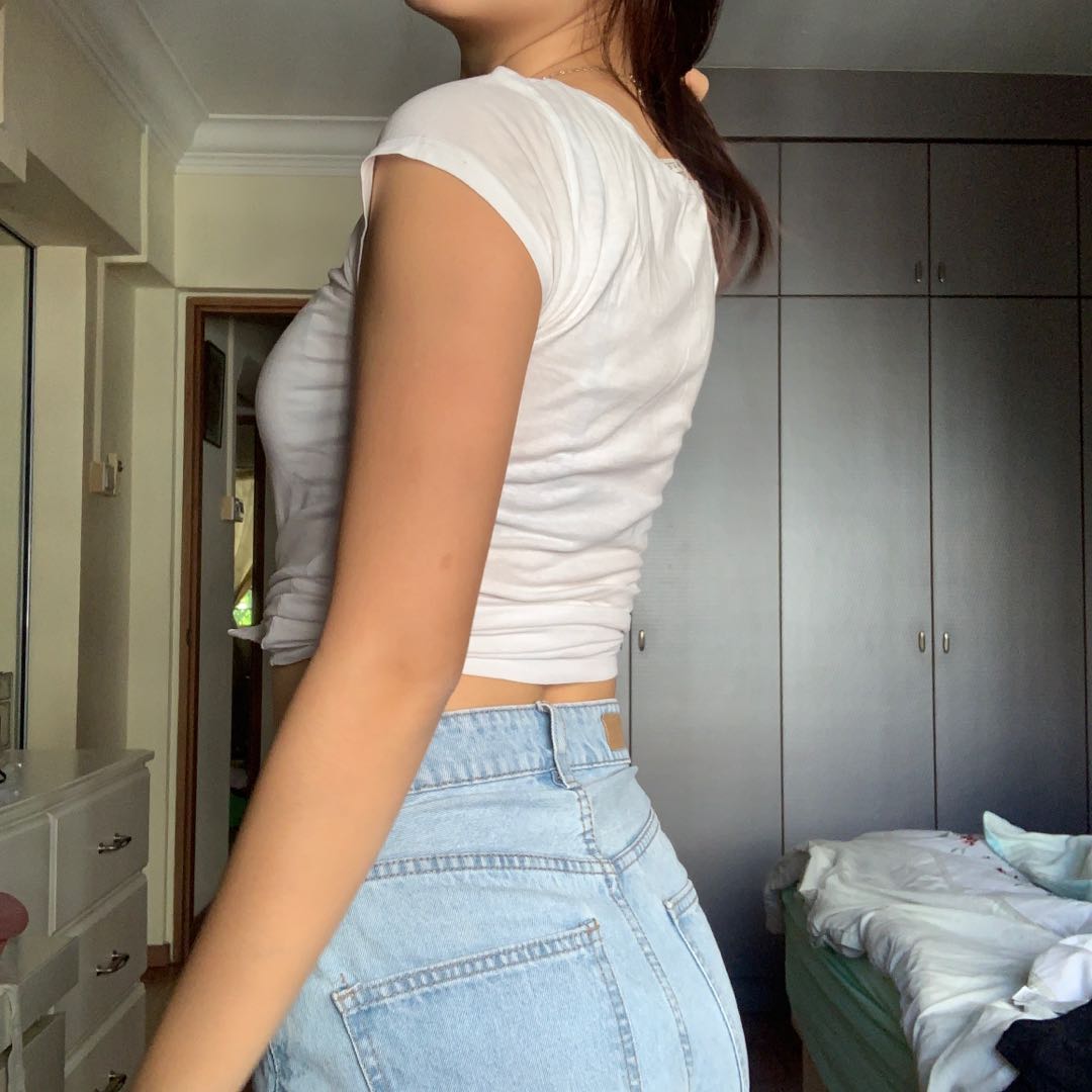 H&M Basic White Top (Category: Other Tops) located in Singapore. Submitted by appledoot (Listing ID 274114285, Image 3). Description: super cute basic top that is cute and flattering! comfortable for singapore’s weather. chat to nego.