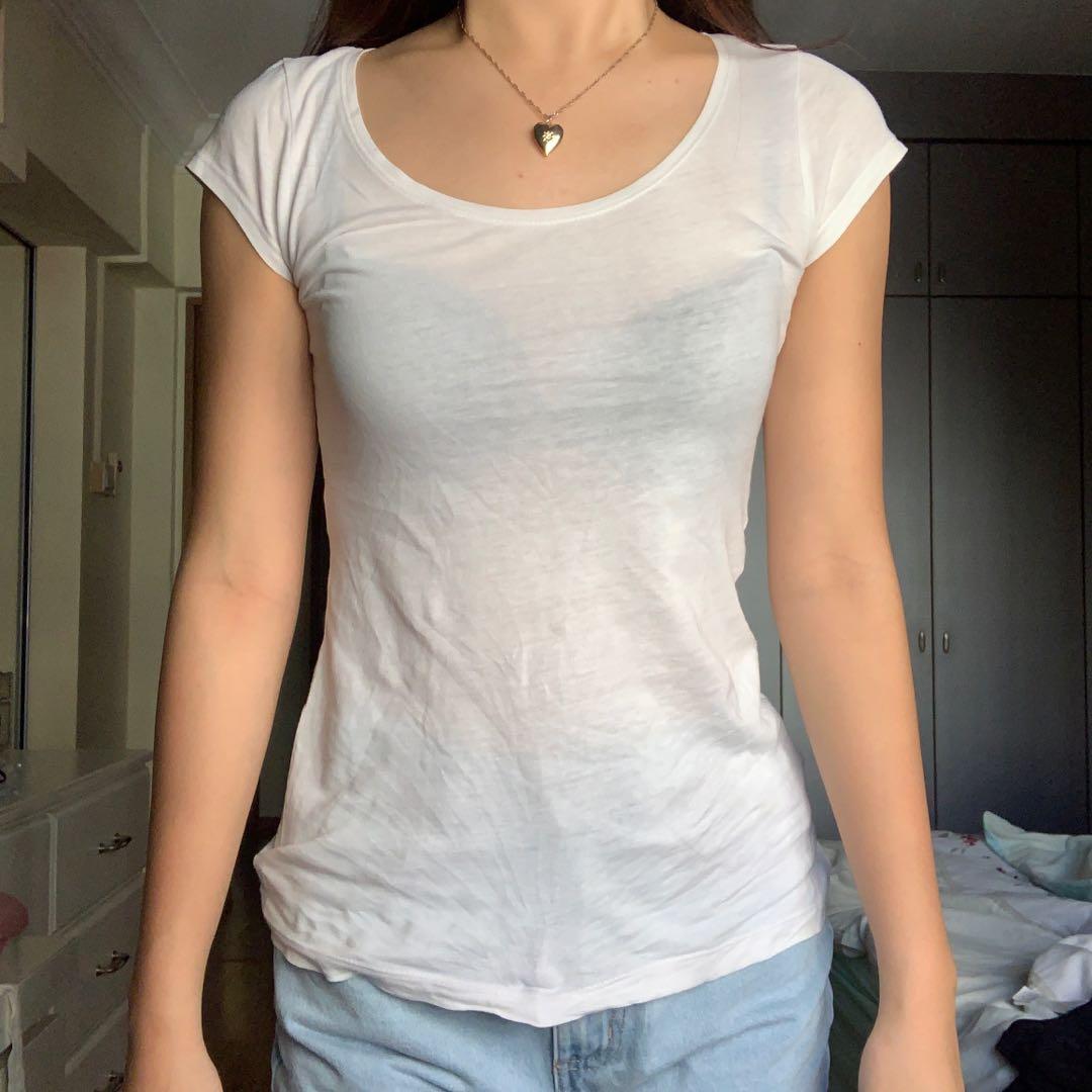 H&M Basic White Top (Category: Other Tops) located in Singapore. Submitted by appledoot (Listing ID 274114285, Image 4). Description: super cute basic top that is cute and flattering! comfortable for singapore’s weather. chat to nego.