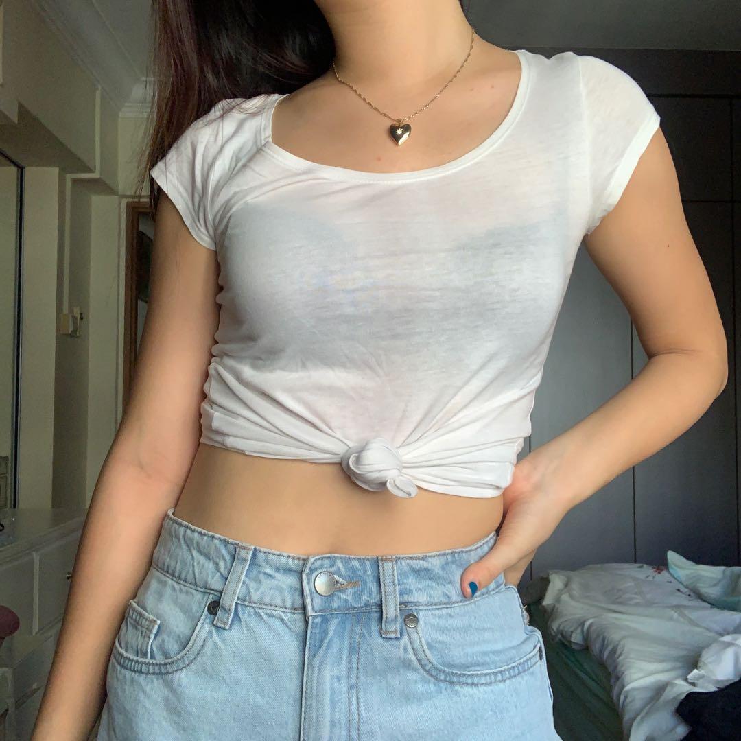 H&M Basic White Top (Category: Other Tops) located in Singapore. Submitted by appledoot (Listing ID 274114285, Image 2). Description: super cute basic top that is cute and flattering! comfortable for singapore’s weather. chat to nego.