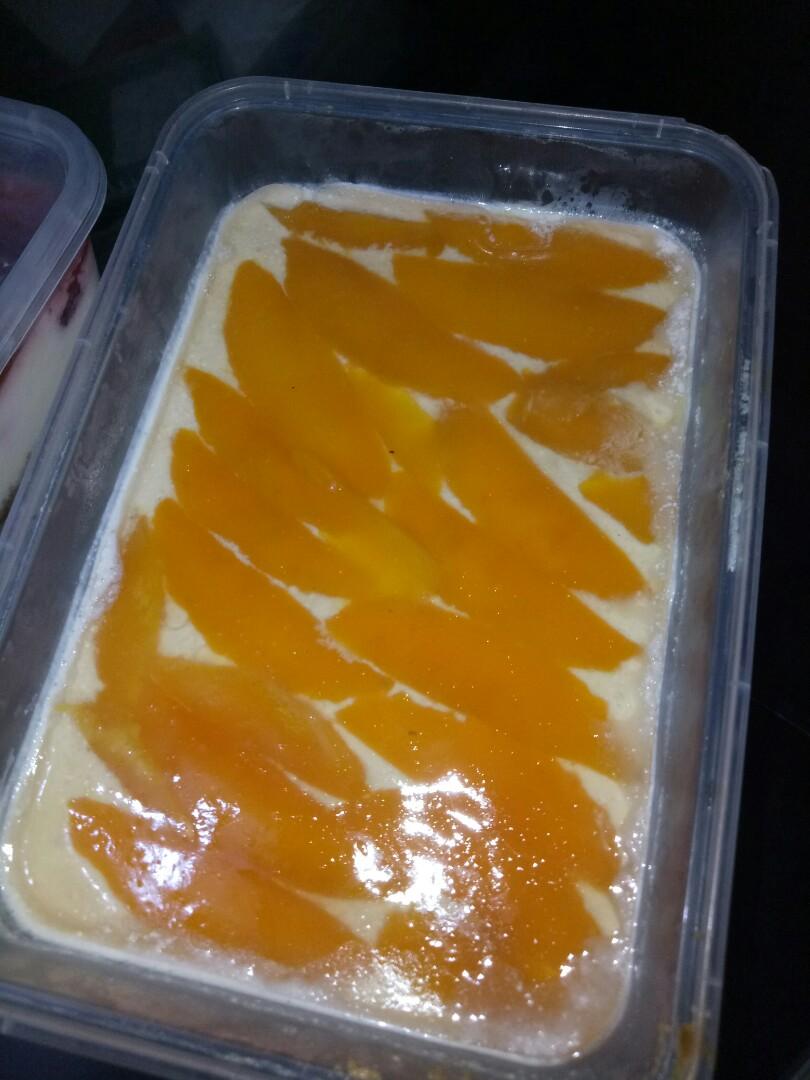 MANGO / STRAWBERRY CHEESECAKE (Category: Homemade Bakes) located in Manila. Submitted by walsher (Listing ID 274079660, Image 1). Description: Very affordable na for a cheesecake (sa starbucks one slice lang 150 mo hehe) Fresh fruits Masarap na dessert Perfect gift as well.