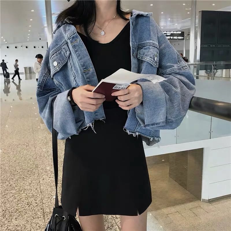 The Art Of Pulling Off A Denim Jacket No Matter The Season | Outfits,  Fashion inspo outfits, Cropped denim jacket outfit