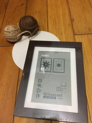 IKEA RIBBA深色木紋相框