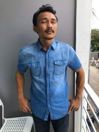 kemeja denim giordano lengan pendek kerenn sperti psulap