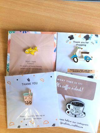 Pin enamel untuk hiasan tas