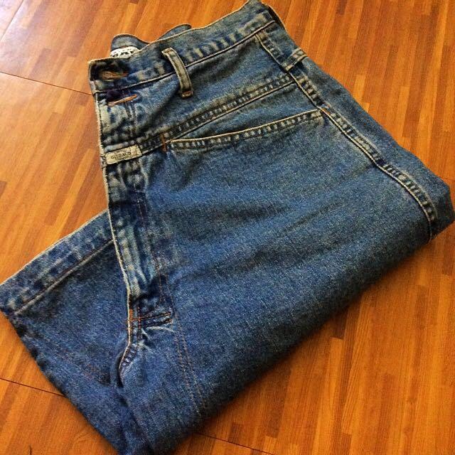 Girbaud Francois Shorts (Category: Shorts) located in Las Pinas. Submitted by cristeta76 (Listing ID 274279883, Image 1). Description: .