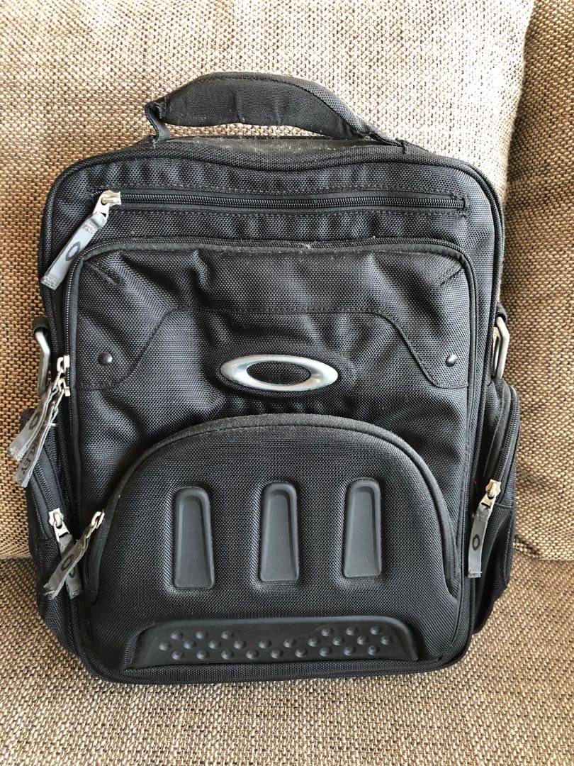 Oakley Laptop Messenger Bag, Men's Fashion, Bags, Briefcases on Carousell