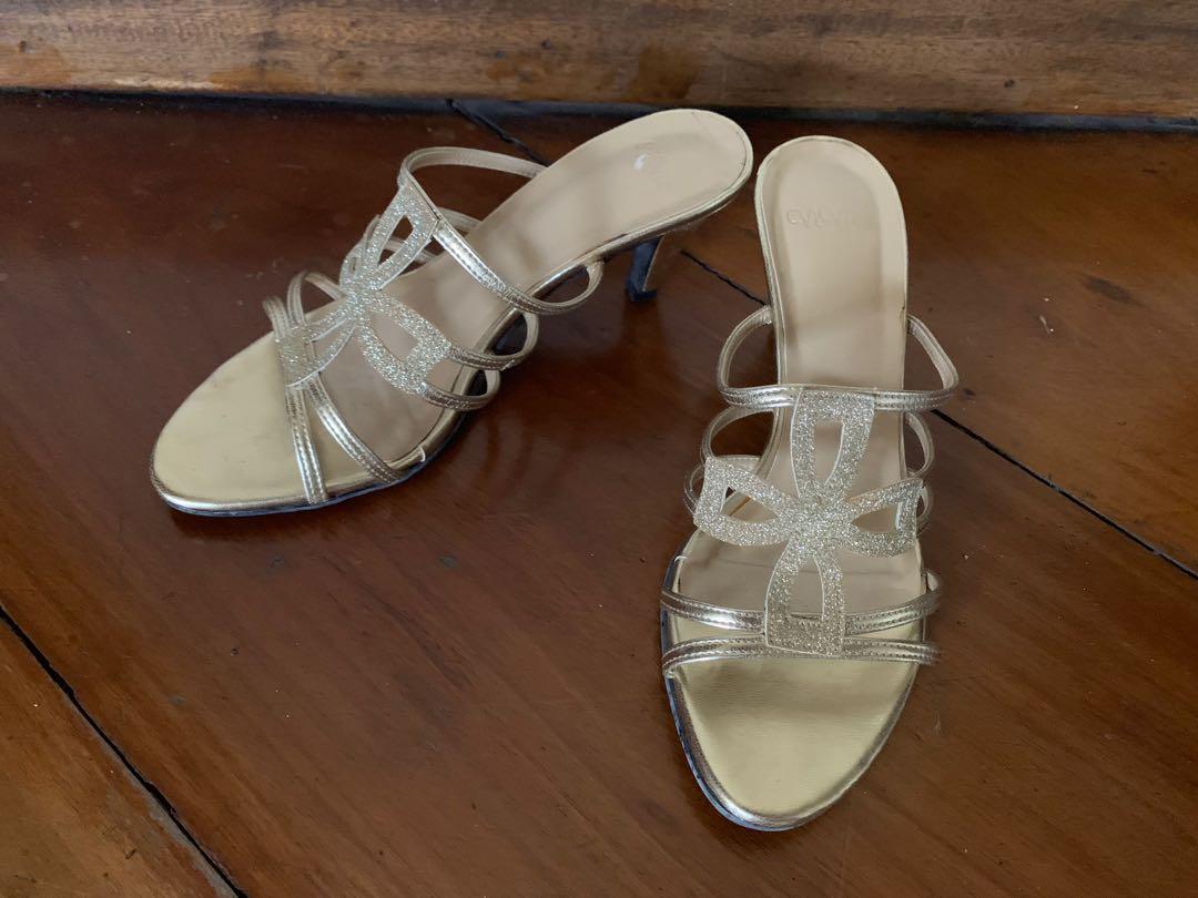 ViVie Gold Sandals (Category: Heels) located in Quezon City. Submitted by pingtbl (Listing ID 274309142, Image 1). Description: Only worn a few times. There are areas where the leather is starting to peel or crack — pls refer to the photos. Heel height is approx 6.5cm. No original box but another one can be provided upon request..