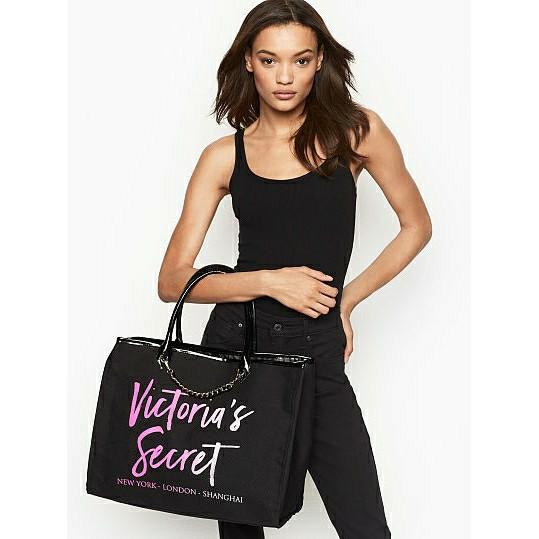 Authentic Victorias Secret Bag (Category: Purses & Pouches) located in Rizal. Submitted by mawireen (Listing ID 274485255, Image 1). Description: Authentic Victoria's Secret Bag From U.S 1pc available Actual photos posted Meet Up Binangonan-Taytay If shipping +sf.