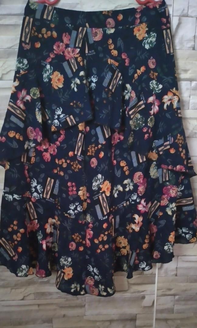 Printed layered skirt raffled skirt (Category: Skirts) located in Manila. Submitted by chum8 (Listing ID 274443547, Image 1). Description: Super cute and elegant skirt Raffled skirt.