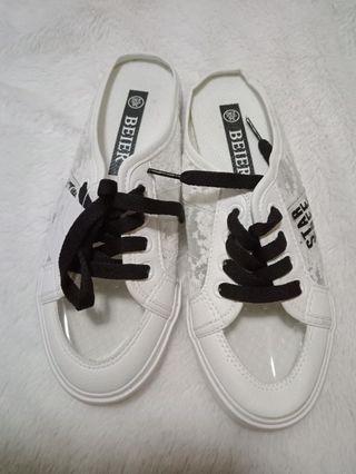 Sepatu sport santai