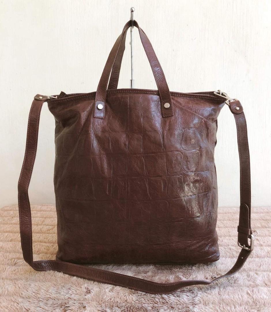 Gianni Chiarini Leather Bag (Category: Luxury Bags & Wallets) located in Las Pinas. Submitted by anggesmart (Listing ID 274537199, Image 1). Description: Decluttering Preloved Gianni Chiarini Leather Bag No flaws just needs cleaning Add shipping fee Bpi deposit.
