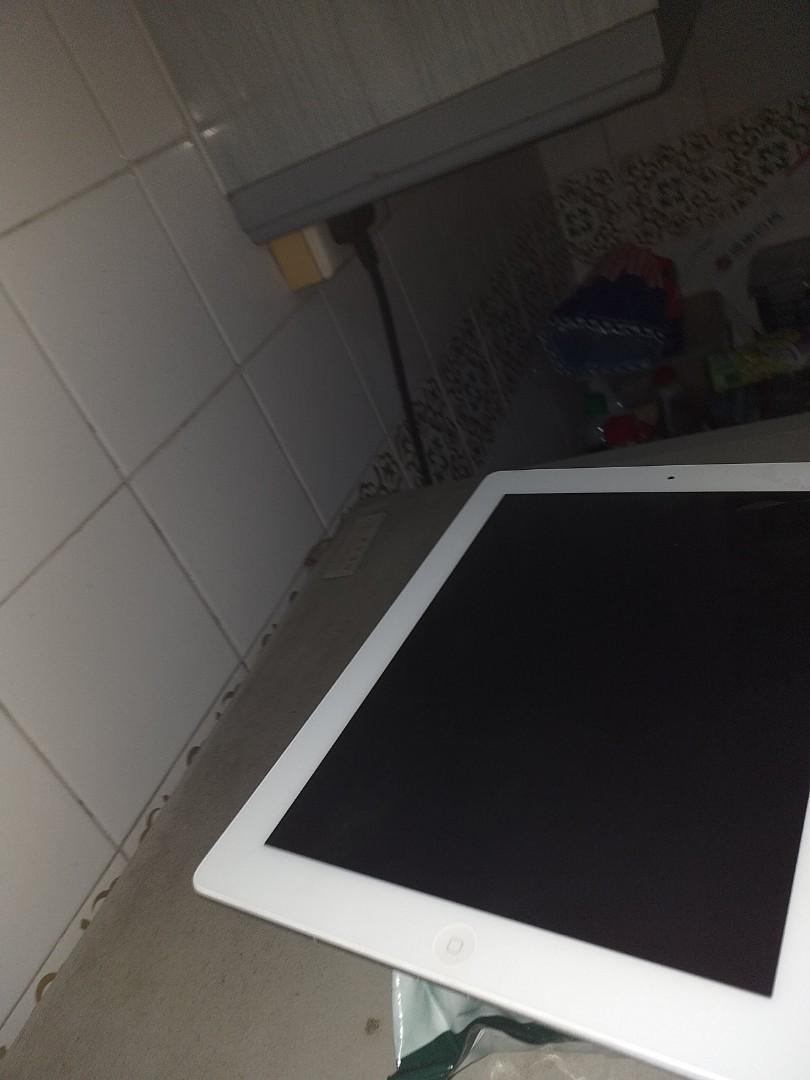 Ipad 2 (Category: iPad) located in Singapore. Submitted by noeljay (Listing ID 274517178, Image 1). Description: ipad perfect working condition 9.7/10.