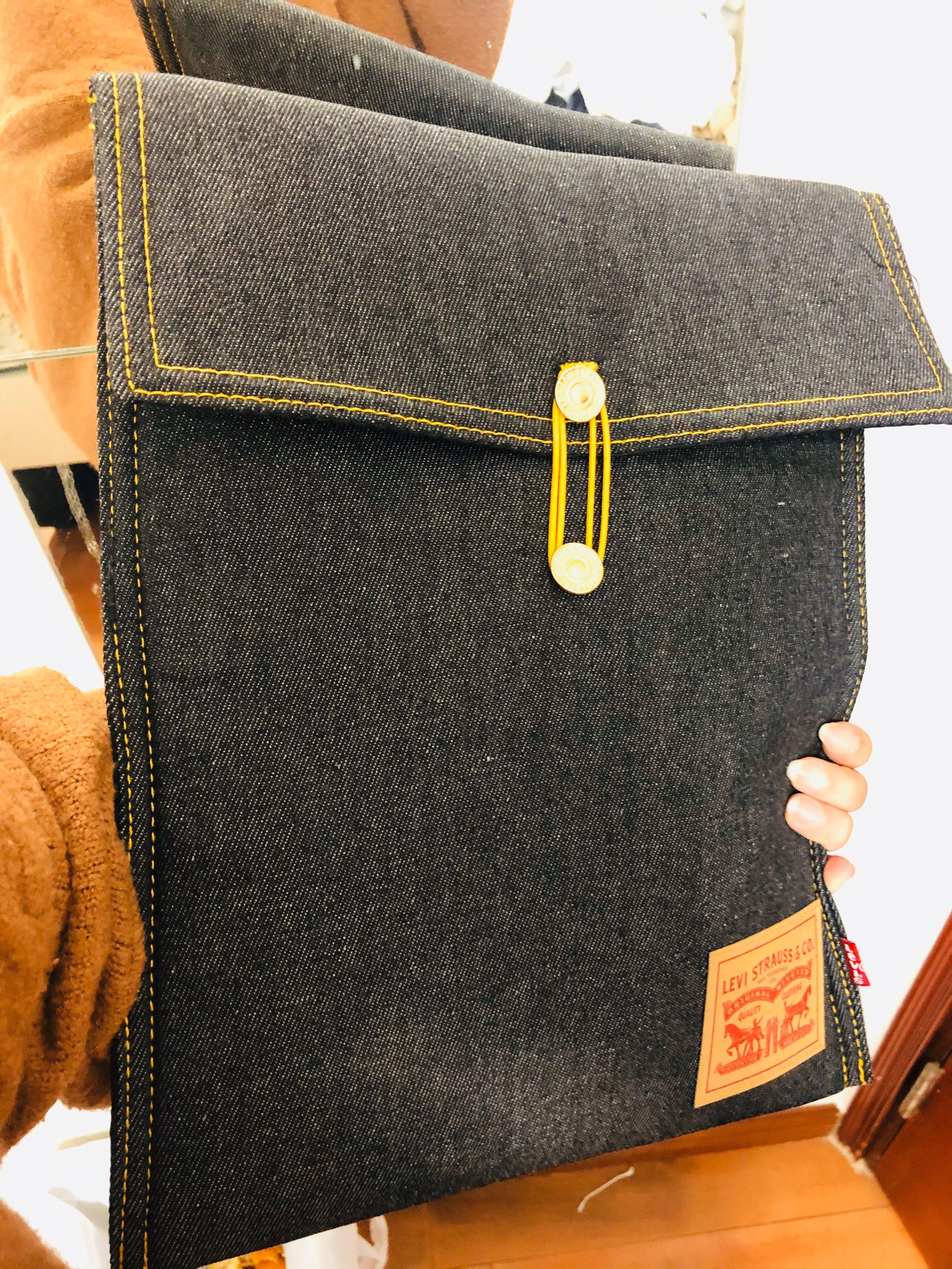 Levis laptop 2025 sleeve