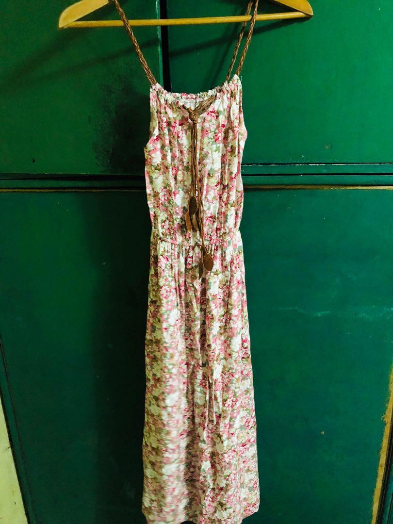 Pink Floral Dress (Category: Dresses) located in Manila. Submitted by themanilacollection (Listing ID 274586405, Image 2). Description: .