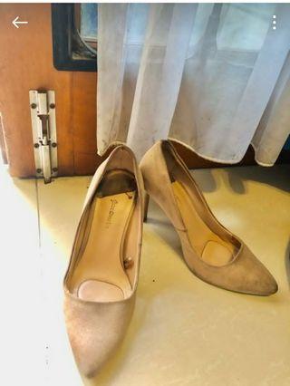 Stradivarius Pre Loved Cream Heels