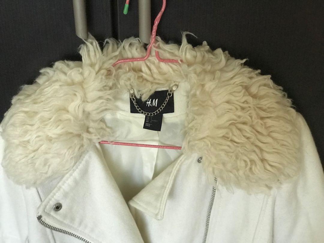 Beige Jacket (Category: Coats, Jackets and Outerwear) located in Singapore. Submitted by mary0489 (Listing ID 274644365, Image 2). Description: Used once during Winter trip in Korea Can use during Autumn or Winter or anywhere very Warm and comfortable to wear...Nice For Picture also....