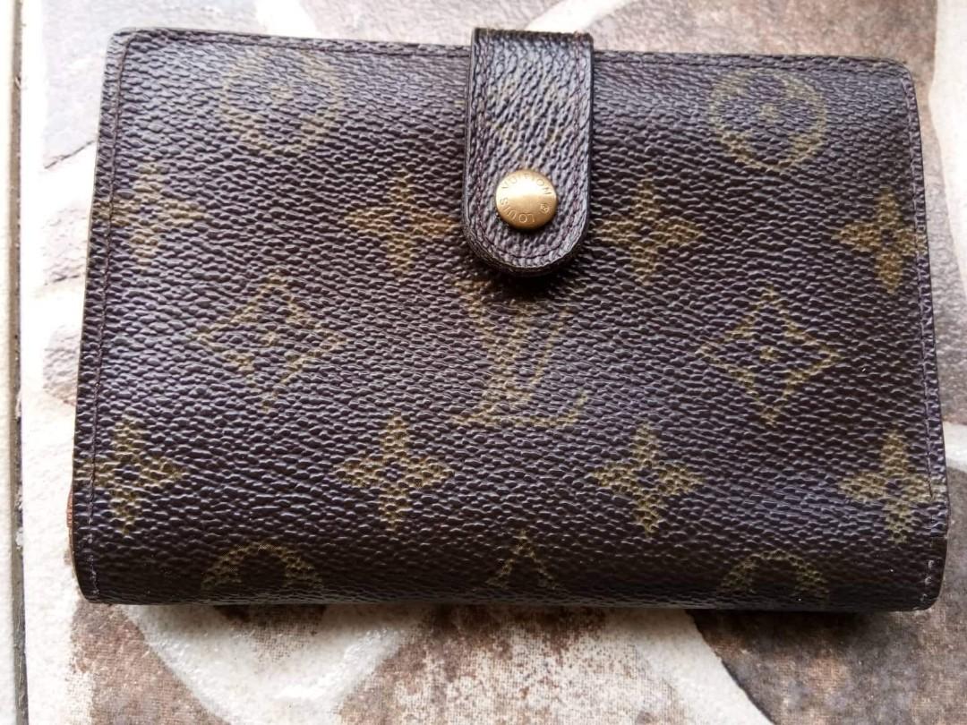Original/Authentic LV speedy 30 and kisslock (Category: Luxury Bags & Wallets) located in Apalit. Submitted by cess05 (Listing ID 274713090, Image 2). Description: Bundle sale for only 10k! LV speedy 30 has an excellent use condition clean interior and exterior no cracks/peelings and pipings visible normal sign of usage the only flaw is the zipper head w/c you can replace if you want :) LV kisslock has an excellent use condition clean exterior an