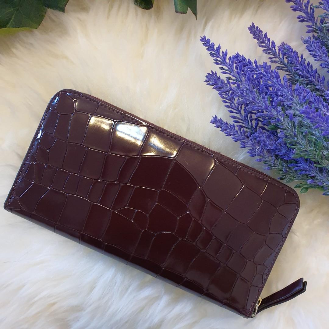 💯 Authentic MULBERRY Embossed Zip Around Wallet Burgundy (Category: Luxury Bags & Wallets) located in Quezon City. Submitted by chrizcboutique (Listing ID 274778959, Image 3). Description: This is an authentic MULBERRY Embossed Medium Zip with TAG and with price of AED2140 equivalent to SRP29,000++. This stylish wallet is crafted of luxuriously crocodile stamped leather in a deep burgundy. There is a zipper that opens to a matching leather inter
