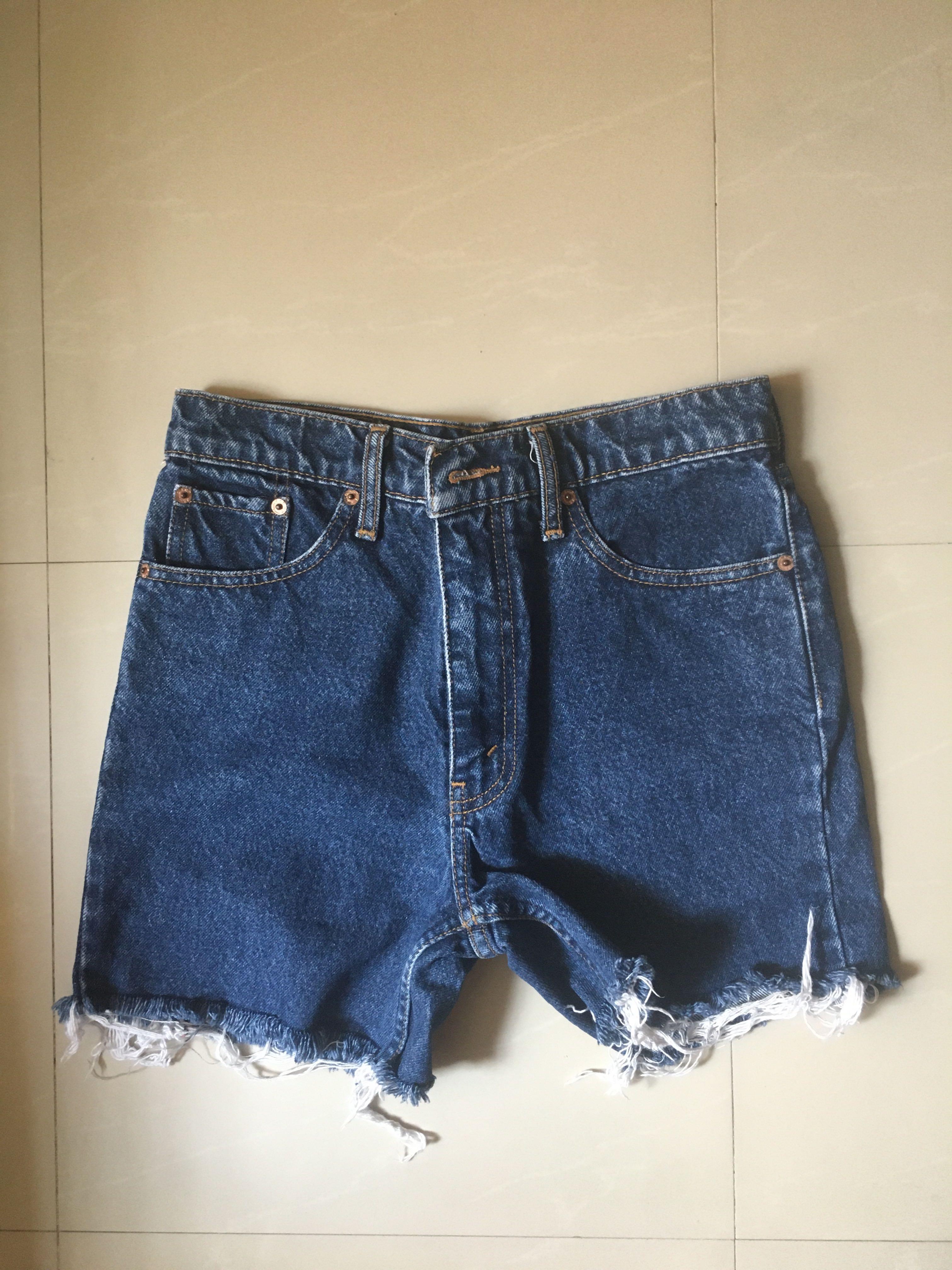 Levis Dark Denim Shorts Highwaist (Category: Jeans) located in Manila. Submitted by 001ecl (Listing ID 274782917, Image 1). Description: .
