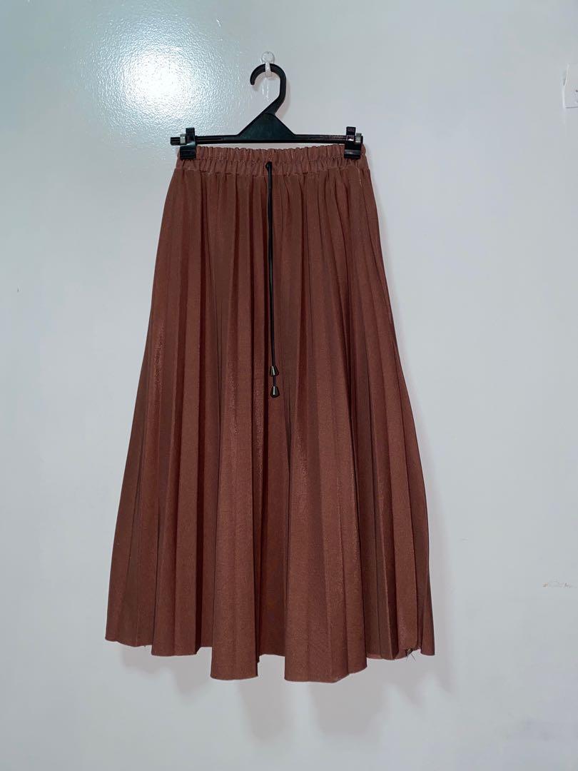 Old rose pleated skirt (Category: Skirts) located in Manila. Submitted by randomxdump (Listing ID 274857714, Image 1). Description: From Hong Kong. in very good condition. Cpuld fit up to US6. Shipping fee not included. Payment thru BPI..