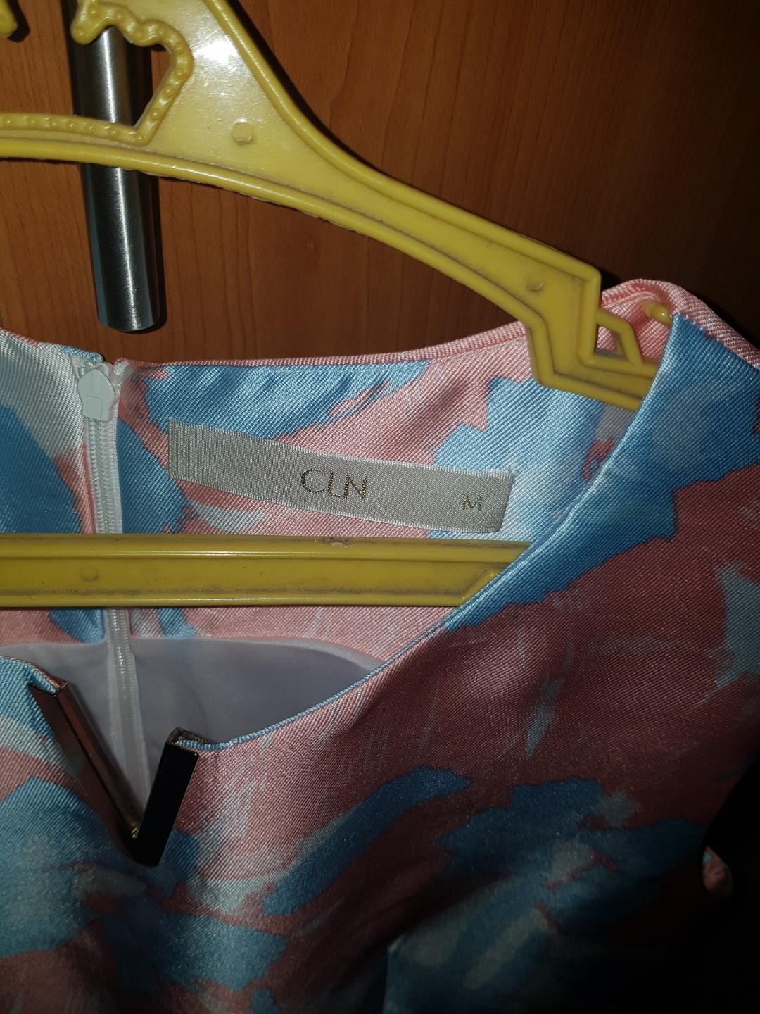 Floral dress (Category: Dresses) located in Bulacan. Submitted by krixa (Listing ID 274977547, Image 3). Description: Used once, nagamit ko lang nung umatend ako ng kasal. Pre loved dress Super ganda ng dress, looks new pa talaga. Size: medium RFS: declutter, hindi na kasya sakin :) See photos to appreciate..