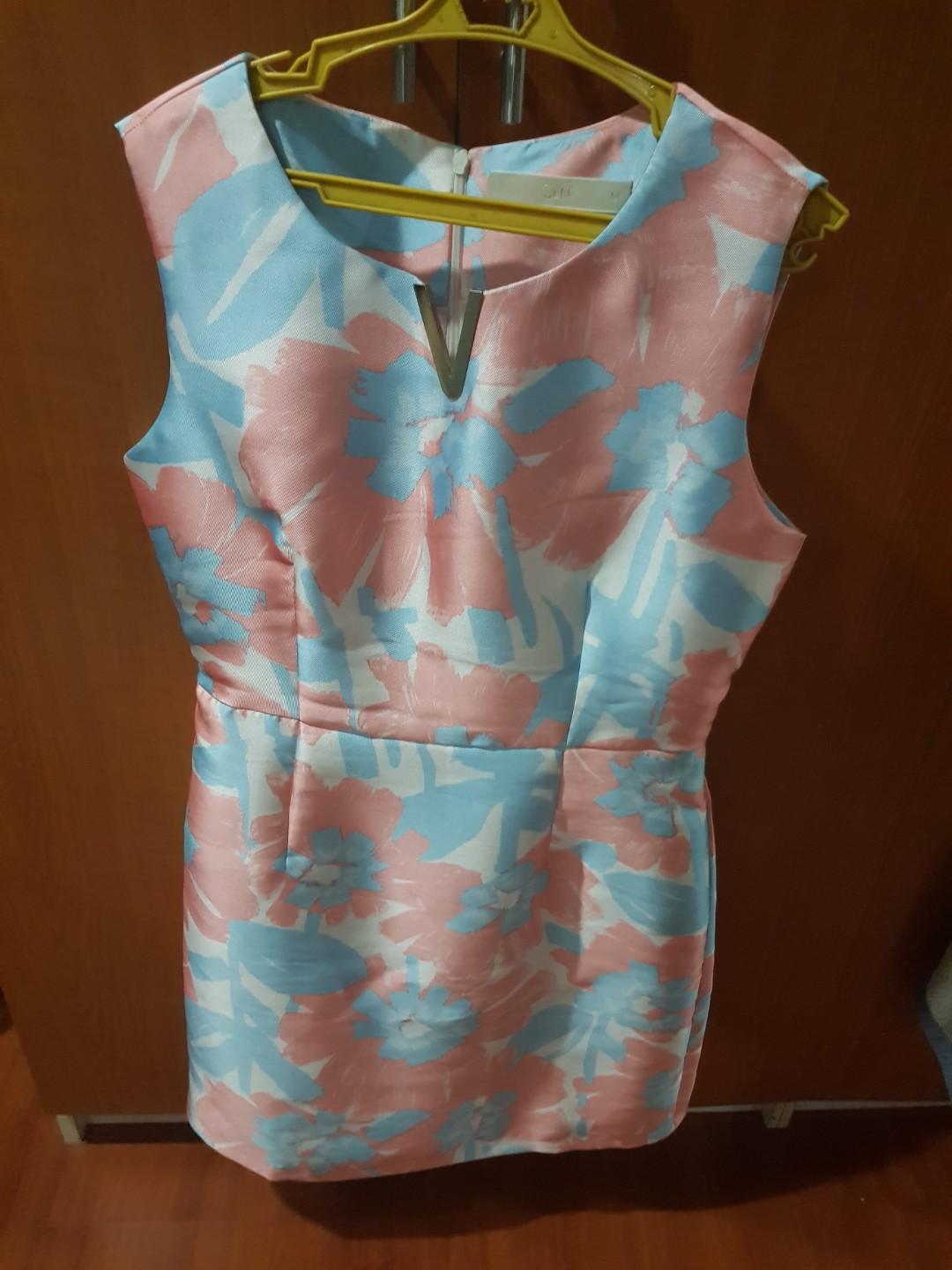Floral dress (Category: Dresses) located in Bulacan. Submitted by krixa (Listing ID 274977547, Image 1). Description: Used once, nagamit ko lang nung umatend ako ng kasal. Pre loved dress Super ganda ng dress, looks new pa talaga. Size: medium RFS: declutter, hindi na kasya sakin :) See photos to appreciate..