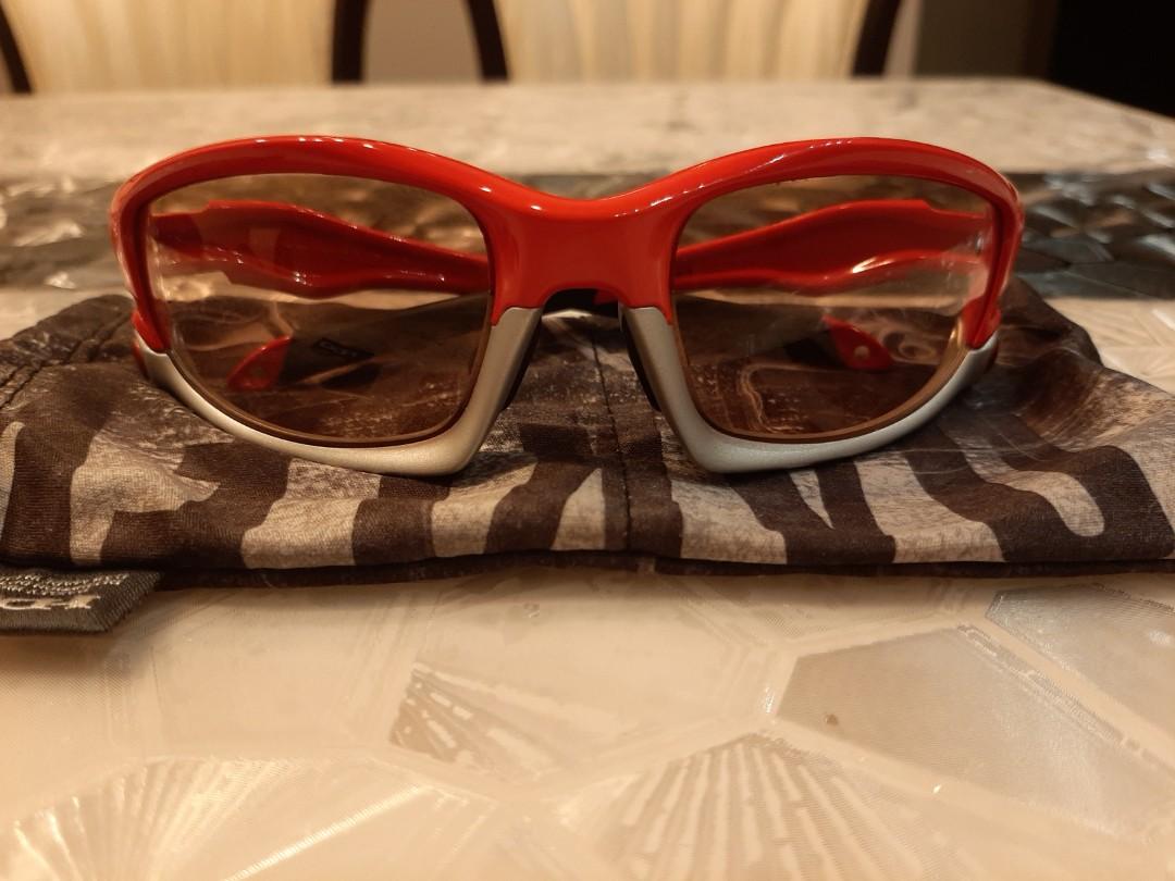 Oakley Split Jacket (Category: Sunglasses & Eyewear) located in Singapore. Submitted by thebatman095 (Listing ID 274889293, Image 1). Description: Rare Oakley Split Jacket Hard to find this design Unique color combination of red frame and silver switchlocks Black icons on red frame Used once to try the feel of it Never used after that as too many oakleys I have been using Clearing my oakley collection to make way for ones that I use often Retail 