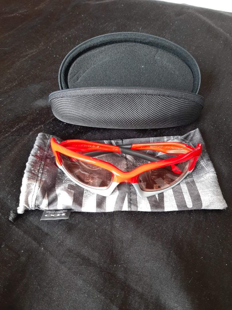 Oakley Split Jacket (Category: Sunglasses & Eyewear) located in Singapore. Submitted by thebatman095 (Listing ID 274889293, Image 10). Description: Rare Oakley Split Jacket Hard to find this design Unique color combination of red frame and silver switchlocks Black icons on red frame Used once to try the feel of it Never used after that as too many oakleys I have been using Clearing my oakley collection to make way for ones that I use often Retail
