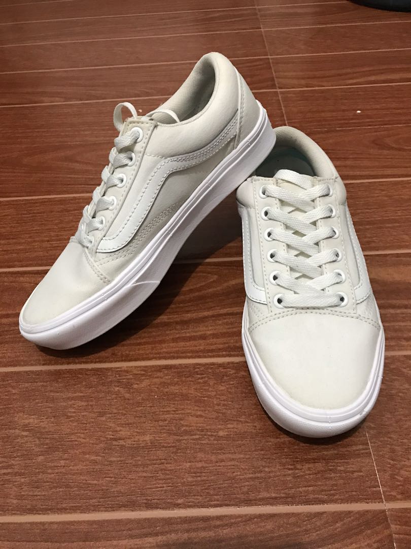 comfycush vans white