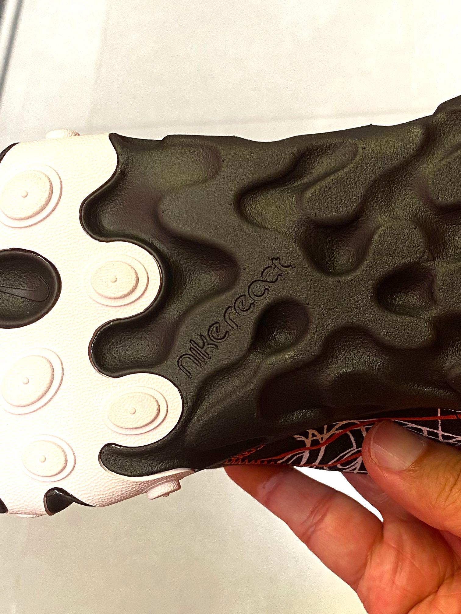 nike react element black and white