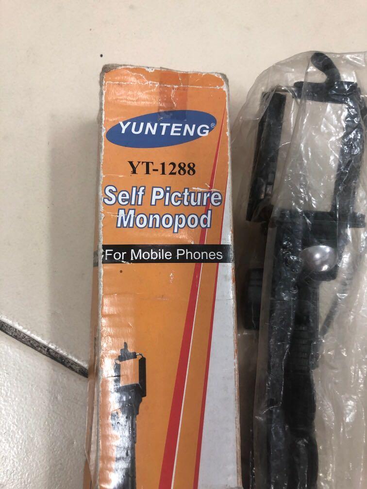 Selfie Stick (Category: Mounts & Holders) located in Manila. Submitted by 1075pcampadormitory (Listing ID 275100325, Image 2). Description: Brand new Never used Matagal nakatago.