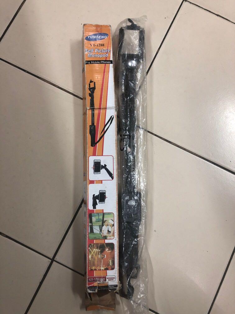 Selfie Stick (Category: Mounts & Holders) located in Manila. Submitted by 1075pcampadormitory (Listing ID 275100325, Image 1). Description: Brand new Never used Matagal nakatago.