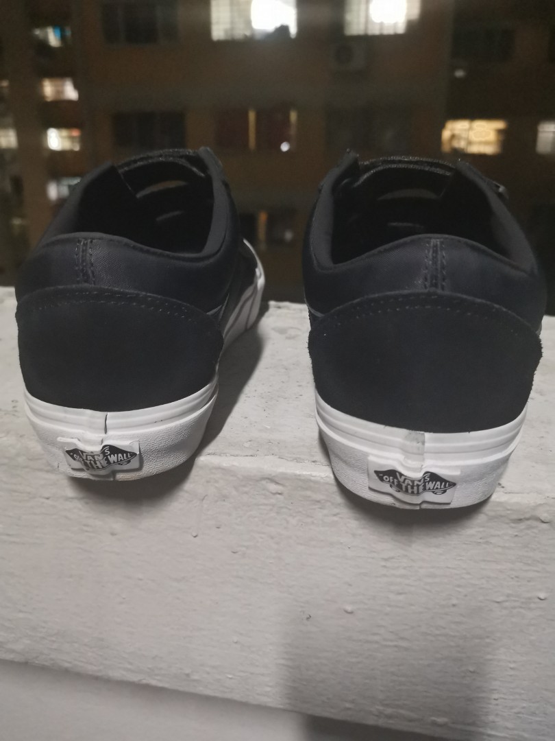 All black on sale vans white sole