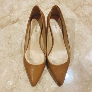 Nine West : kitten heels in camel / nude color