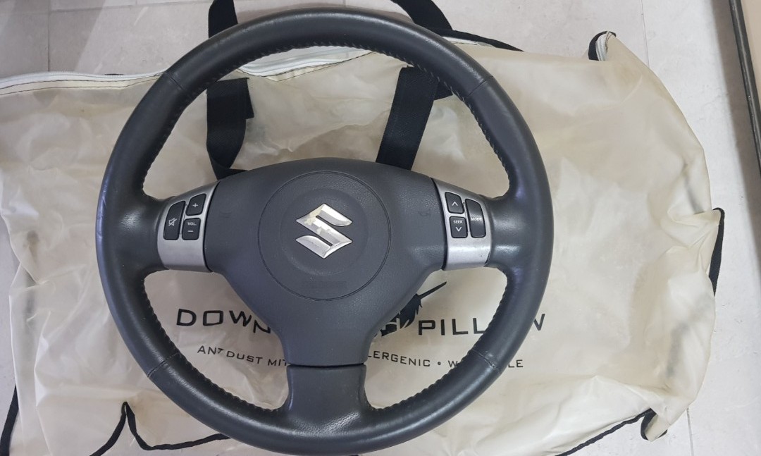 2008 Suzuki Swift steering wheel. Airbag all intact buttons working