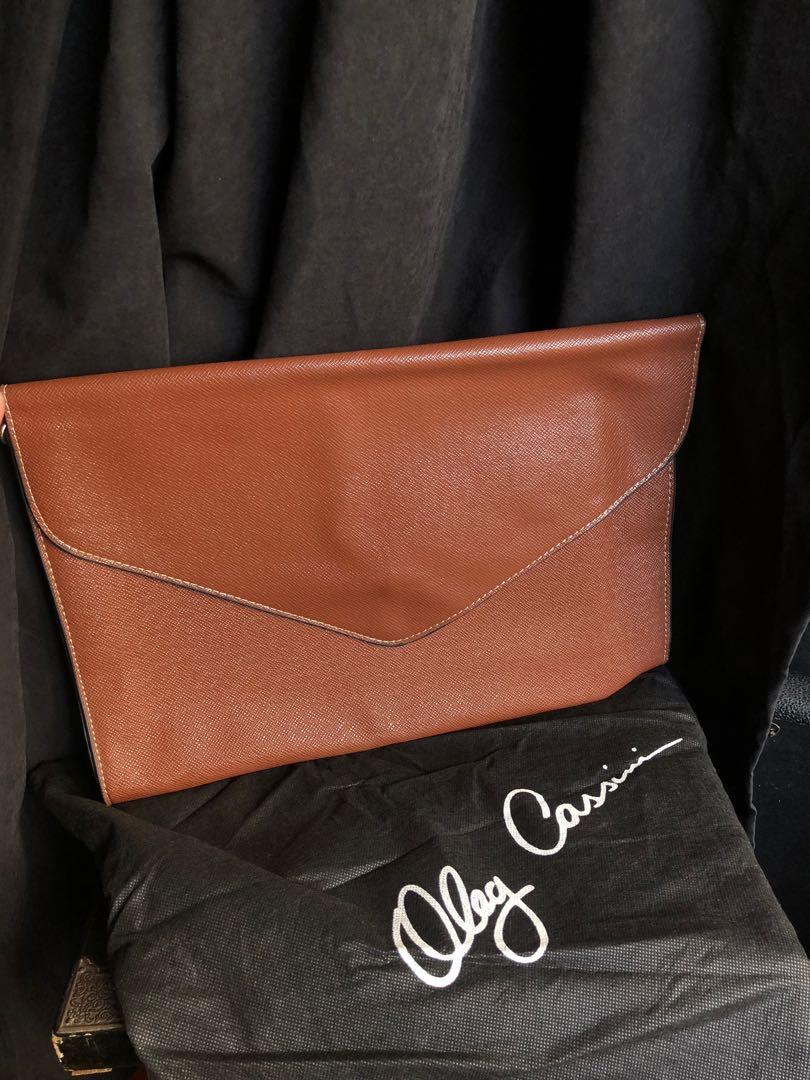 Authentic Oleg Cassini Brown Envelope clutch (Category: Luxury Bags & Wallets) located in Paranaque City. Submitted by pjalmera (Listing ID 275358387, Image 2). Description: Never- used Oleg Cassini Brown Leather envelope clutch. Perfect for documents/ files and can fit 13 inch laptop and ipad pro Comes with a thin leather strap and an oleg cassini dust bag. Price is fixed MOP: BPI/ BDO or Gcash Delivery: Grab/ lalamove/ transportify (for now) SF