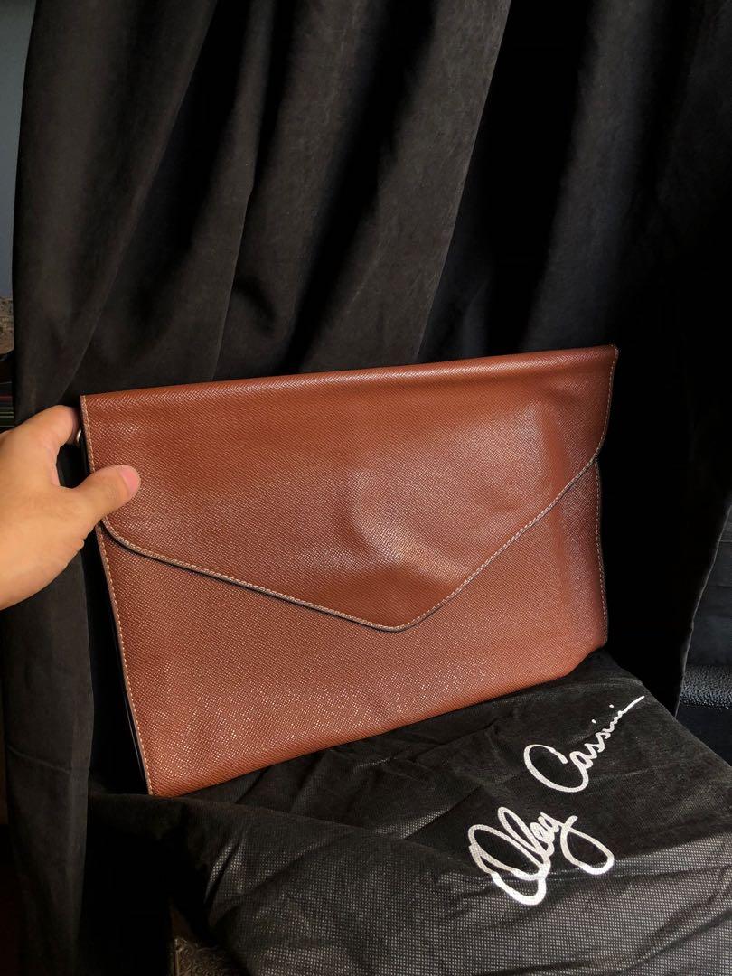 Authentic Oleg Cassini Brown Envelope clutch (Category: Luxury Bags & Wallets) located in Paranaque City. Submitted by pjalmera (Listing ID 275358387, Image 1). Description: Never- used Oleg Cassini Brown Leather envelope clutch. Perfect for documents/ files and can fit 13 inch laptop and ipad pro Comes with a thin leather strap and an oleg cassini dust bag. Price is fixed MOP: BPI/ BDO or Gcash Delivery: Grab/ lalamove/ transportify (for now) SF