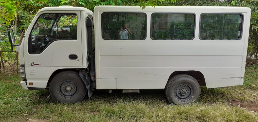 isuzu passenger van