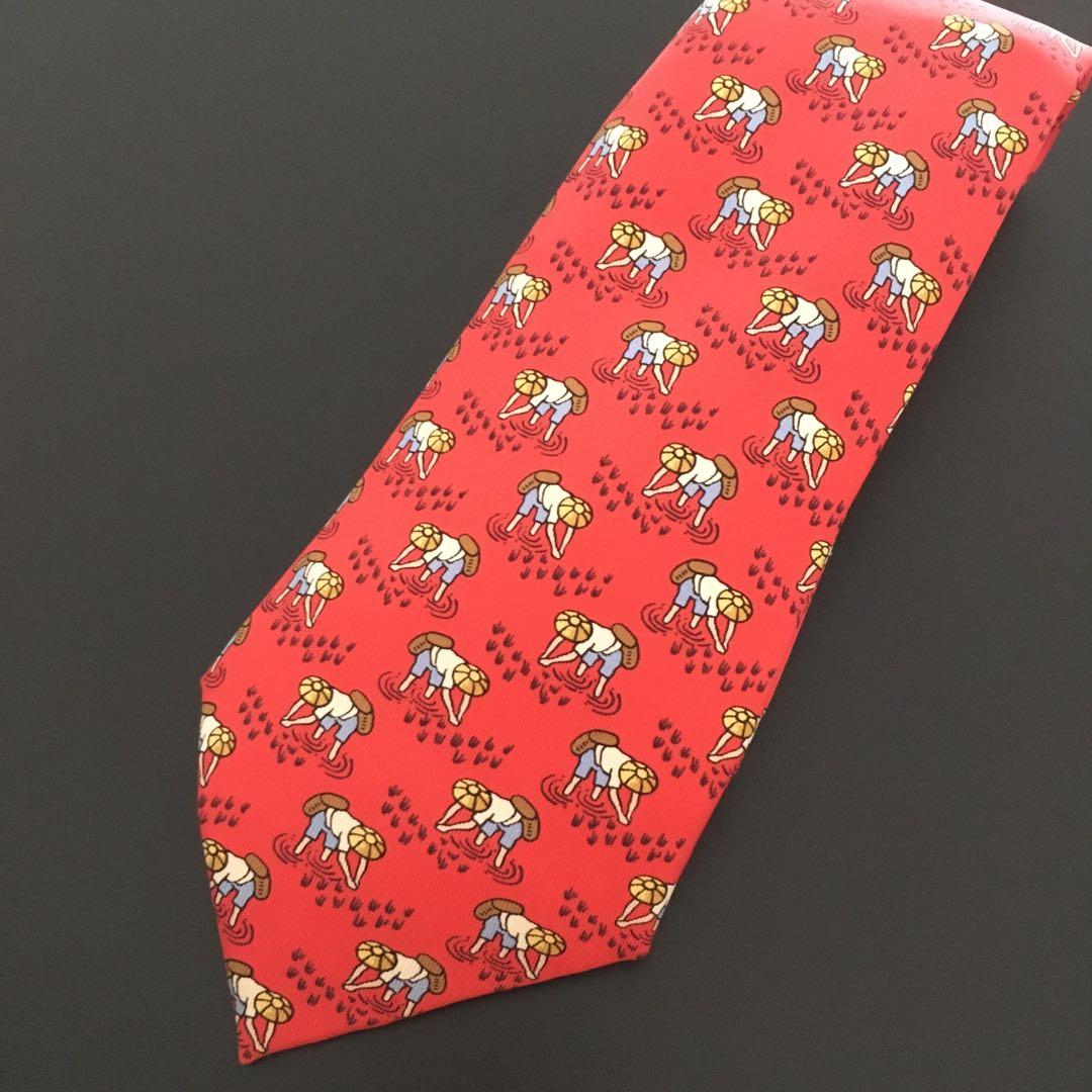 Cravate HERMÈS Vintage - Motif éléphant Rose Sur Soie Française