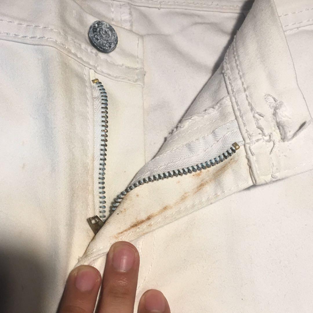 White Highwaist Pants (Category: Other Bottoms) located in San Juan City. Submitted by m_unique (Listing ID 275475594, Image 2). Description: Used twice Fits 25-26.