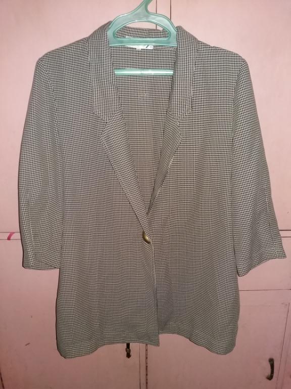 Black & White Houndstooth Blazer (Category: Coats, Jackets and Outerwear) located in Manila. Submitted by yeahyeahss (Listing ID 275641023, Image 3). Description: Black & White Houndstooth Blazer Color: Black / White Flaws: none Item Condition: Excellent Approximate measurements in inches Shoulder to shoulder – 16 Sleeve Length – 17 Armpit to armpit – 22 Length – 28 Might be best fit for medium-large frames Payment Method - BPI, Union bank Shippi