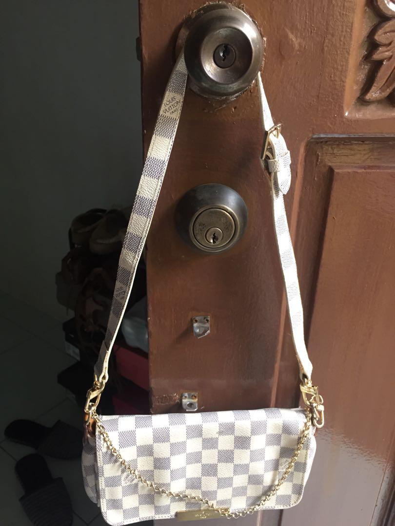 LV Ukay bag (Category: Tote Bags) located in Imus. Submitted by dingboding19 (Listing ID 275664325, Image 1). Description: LV ukay bag Need Cleaning With code Ung sling niya na palitan na po Selling it low naka tambak na lang po For more pic pls pm me po .