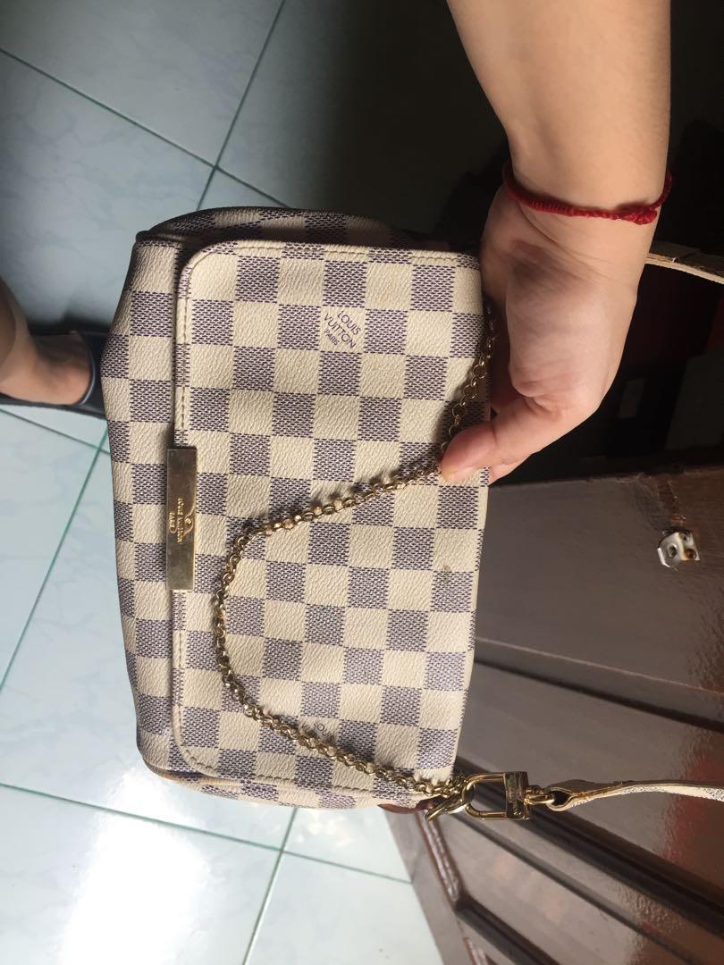 LV Ukay bag (Category: Tote Bags) located in Imus. Submitted by dingboding19 (Listing ID 275664325, Image 2). Description: LV ukay bag Need Cleaning With code Ung sling niya na palitan na po Selling it low naka tambak na lang po For more pic pls pm me po .