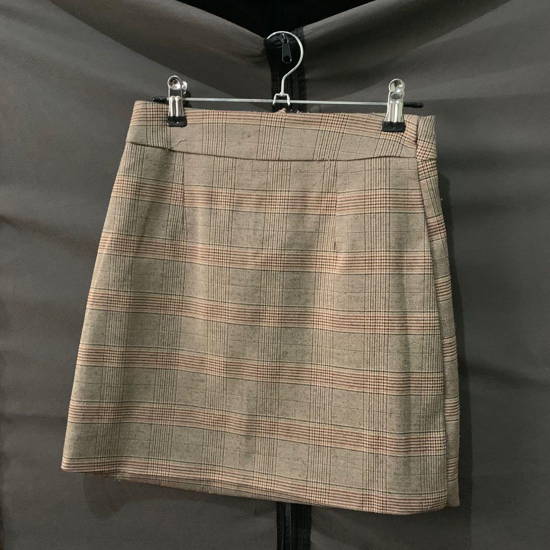 Printed Skirt (SALE) (Category: Skirts) located in Manila. Submitted by modernglamph (Listing ID 275708872, Image 1). Description: - Used once but still in perfect condition - Price is still negotiable - Delivery Fee will be shouldered by the buyer.